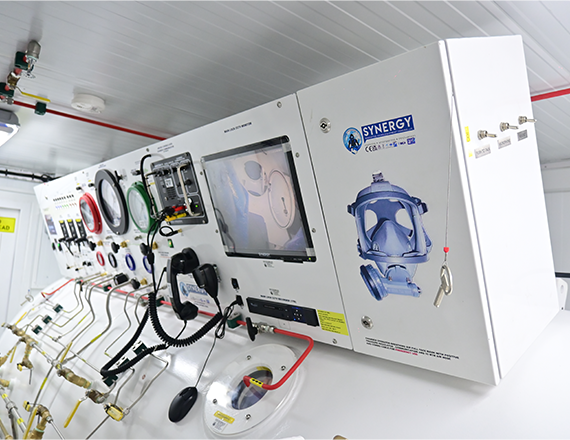 DIVING DECOMPRESSION CHAMBER TWO MAN WITH MACHINERY CONTROL